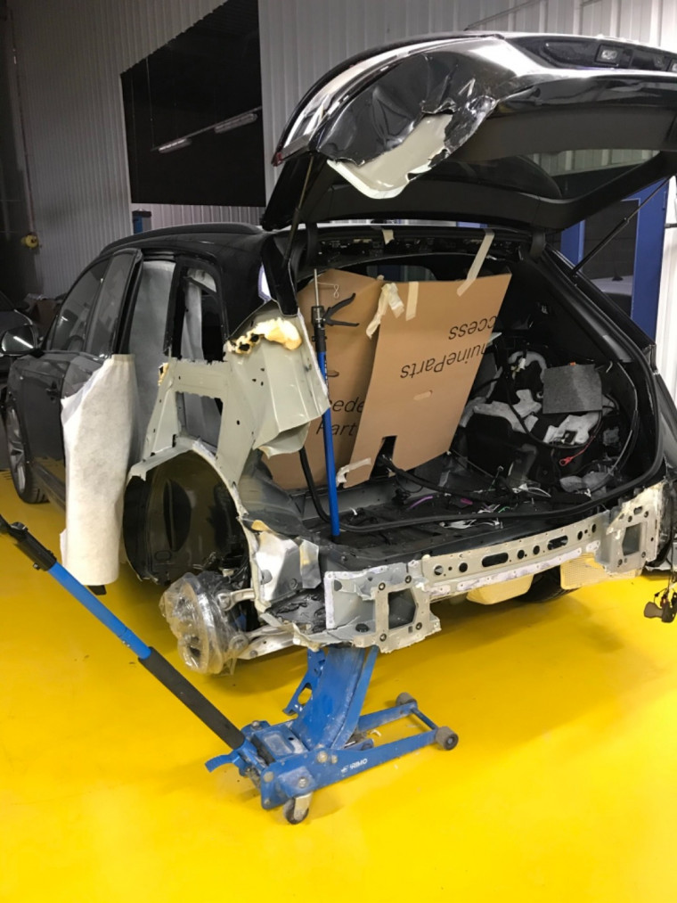 Réparation sur structure alu en rivetage collage Audi Q7