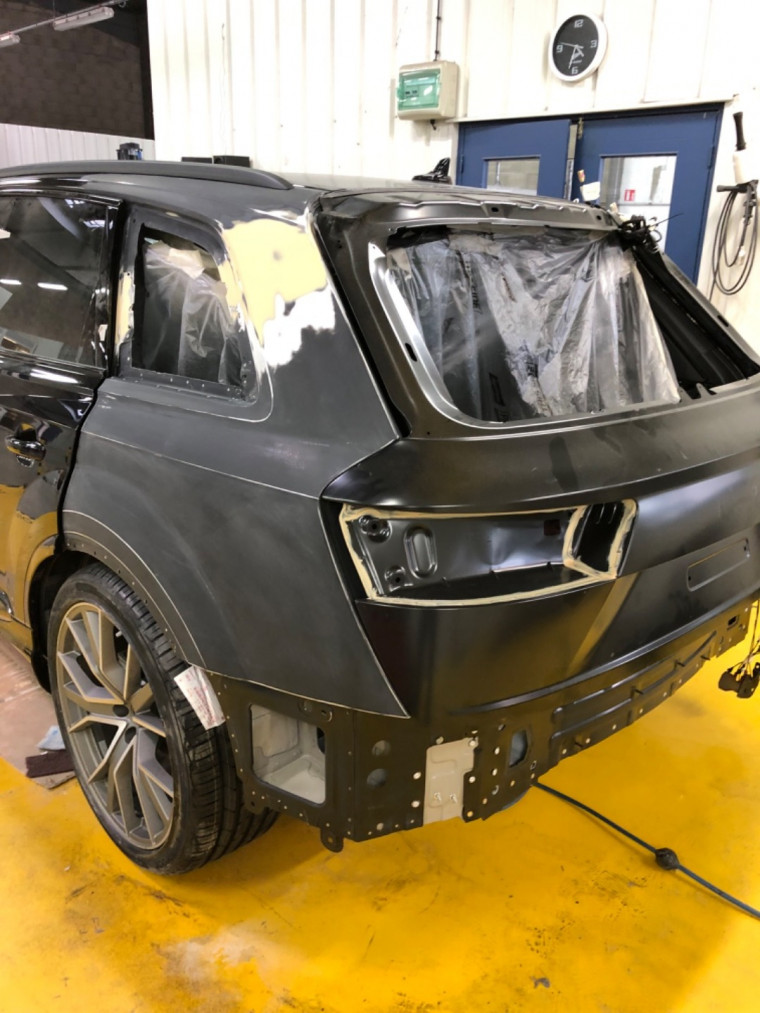 Réparation sur structure alu en rivetage collage Audi Q7